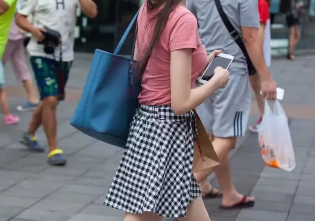 穿衣搭配,玫红色该怎么穿