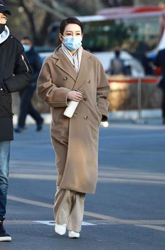 刘诗诗把棕色大衣带火,内搭白毛衣气质显白,普通人过年穿太洋气