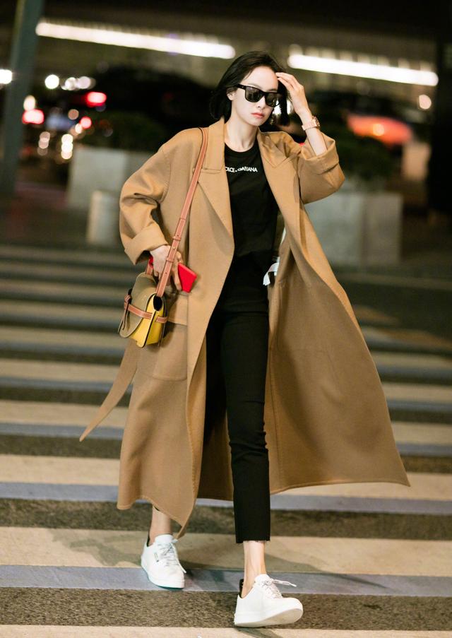 刘诗诗把棕色大衣带火,内搭白毛衣气质显白,普通人过年穿太洋气