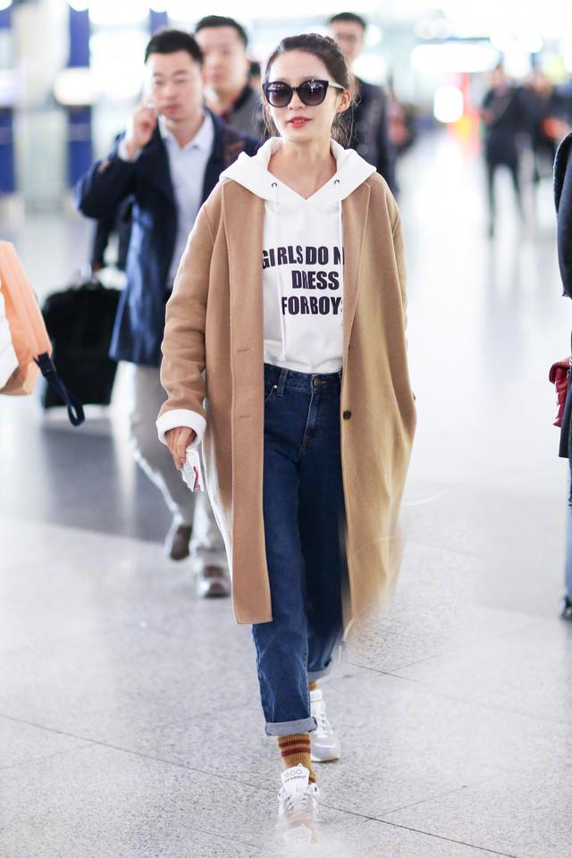 刘诗诗把棕色大衣带火,内搭白毛衣气质显白,普通人过年穿太洋气