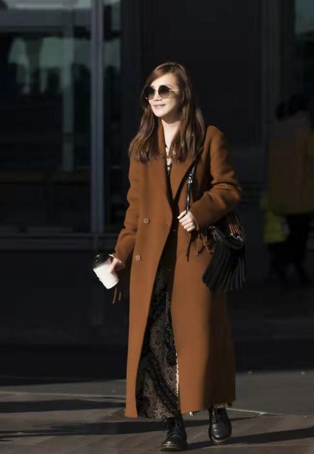 刘诗诗把棕色大衣带火,内搭白毛衣气质显白,普通人过年穿太洋气