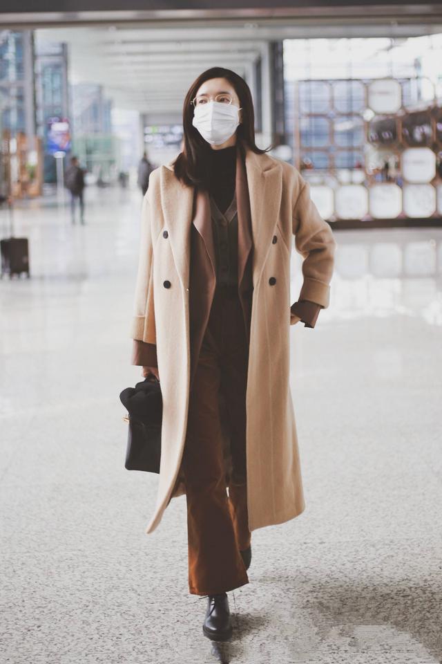 刘诗诗把棕色大衣带火,内搭白毛衣气质显白,普通人过年穿太洋气