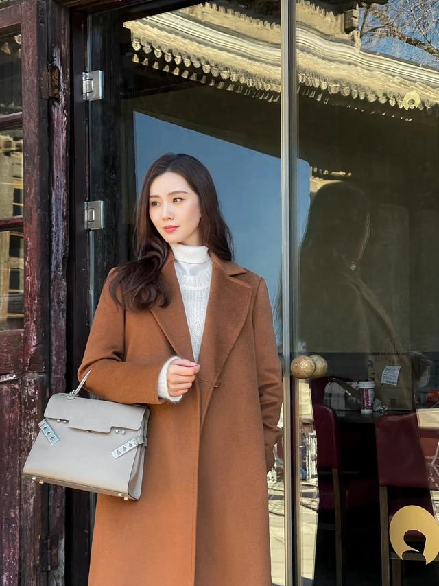 刘诗诗把棕色大衣带火,内搭白毛衣气质显白,普通人过年穿太洋气
