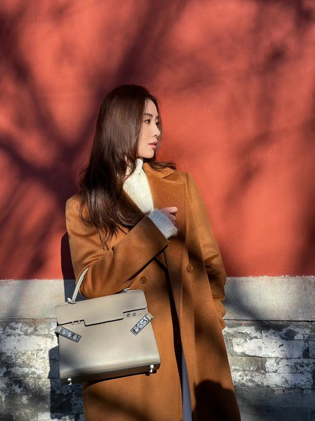 刘诗诗把棕色大衣带火,内搭白毛衣气质显白,普通人过年穿太洋气