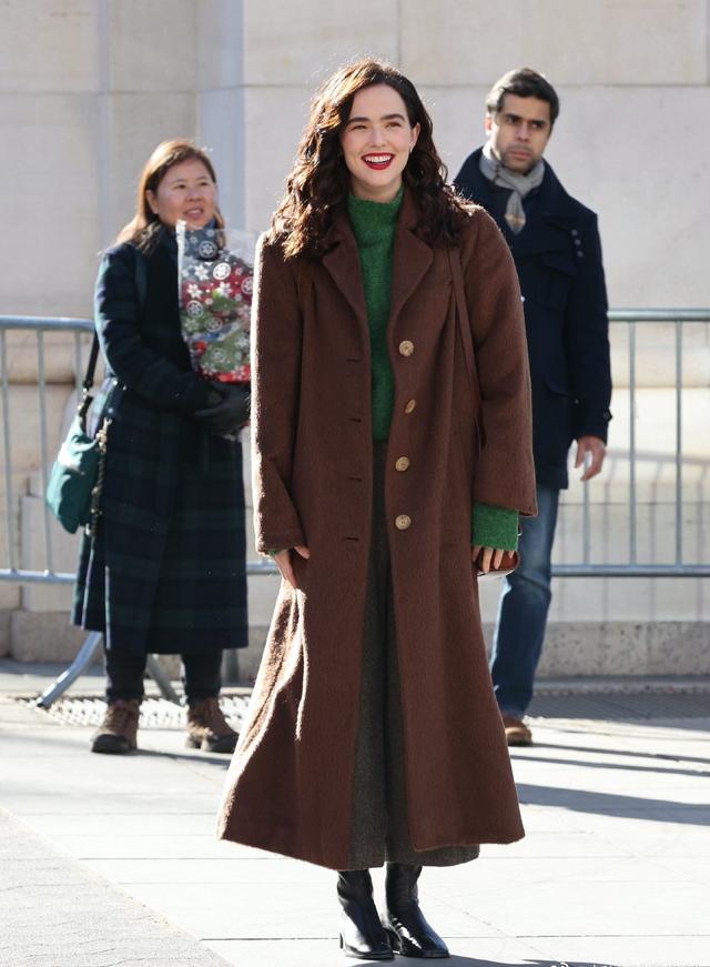 刘诗诗把棕色大衣带火,内搭白毛衣气质显白,普通人过年穿太洋气