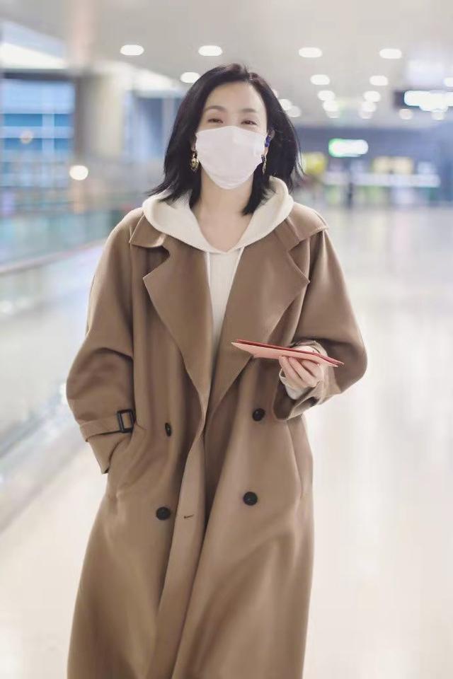 刘诗诗把棕色大衣带火,内搭白毛衣气质显白,普通人过年穿太洋气