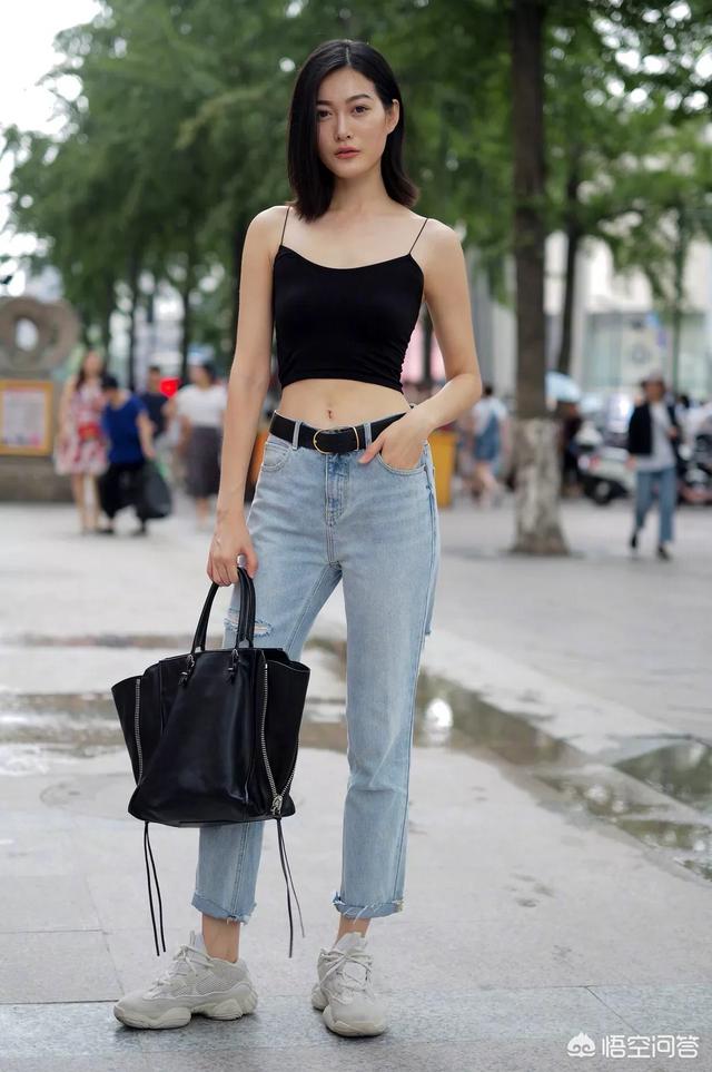 黑色上衣配什么颜色裤子好看