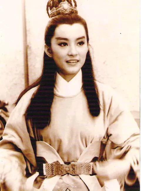 为什么周润发,林青霞可以优雅的老去,现在很多明星却不断的整容