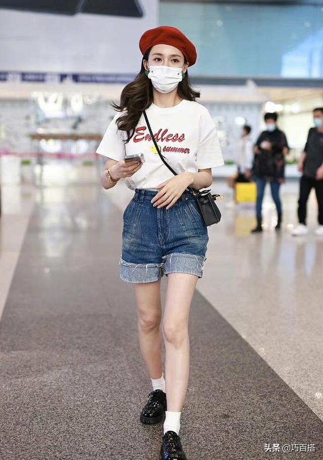 沈梦辰机场秀私服,变着花样的“走秀”,又美又气质