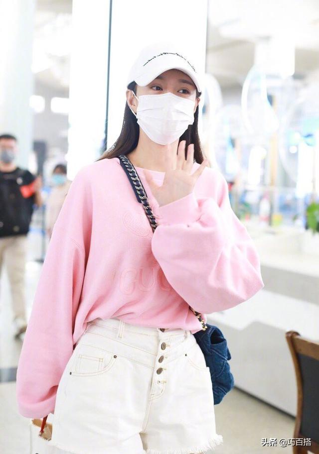 沈梦辰机场秀私服,变着花样的“走秀”,又美又气质