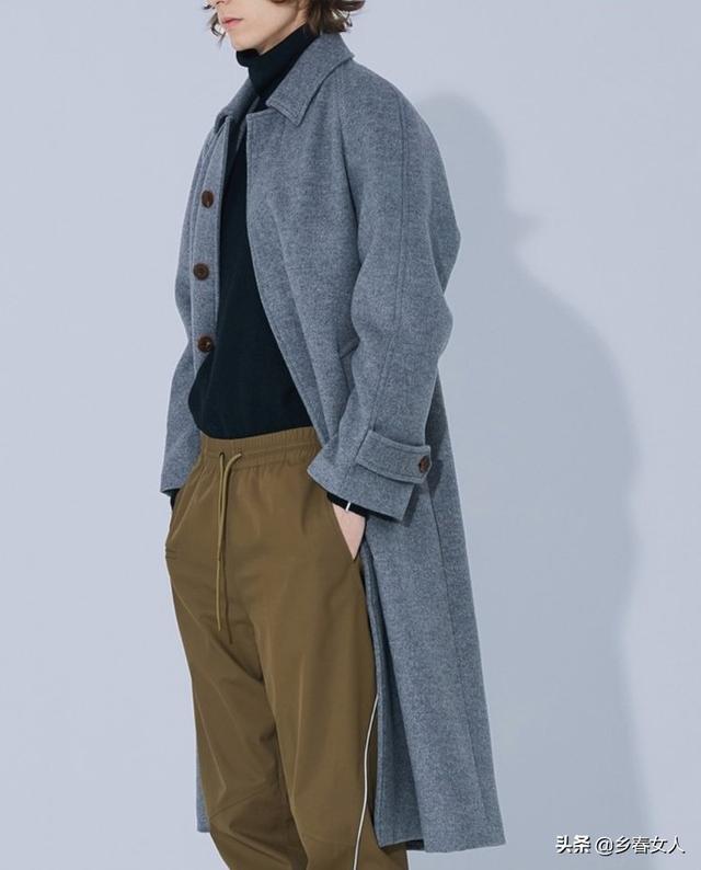 雾霾蓝大衣男孩子配什么(颜色、类型)裤子比较搭