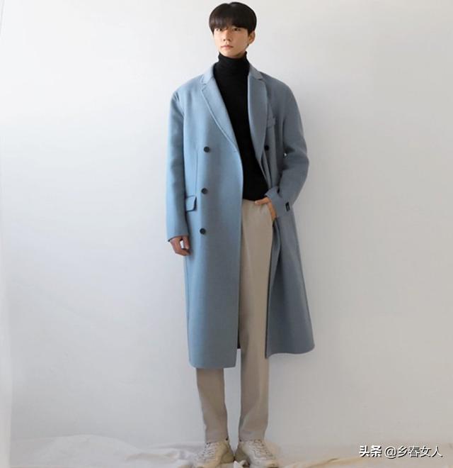 雾霾蓝大衣男孩子配什么(颜色、类型)裤子比较搭