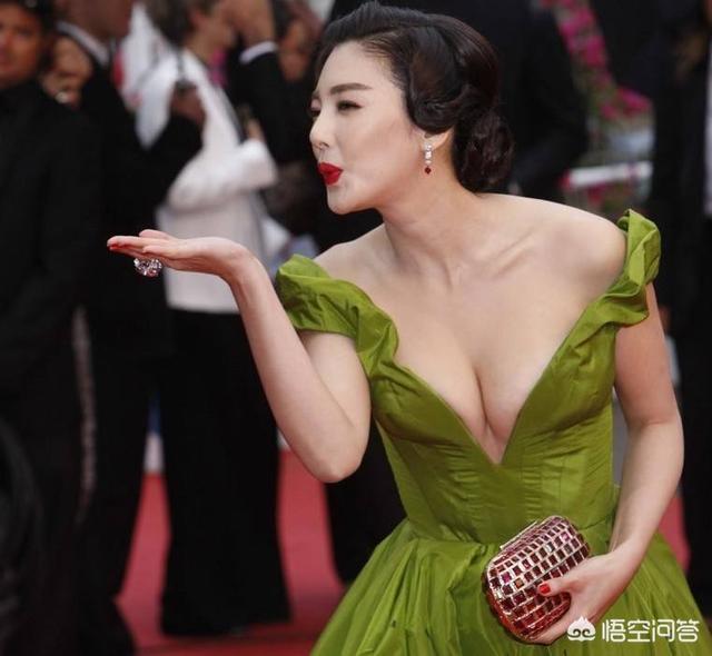 参加活动怎样化妆和穿服装