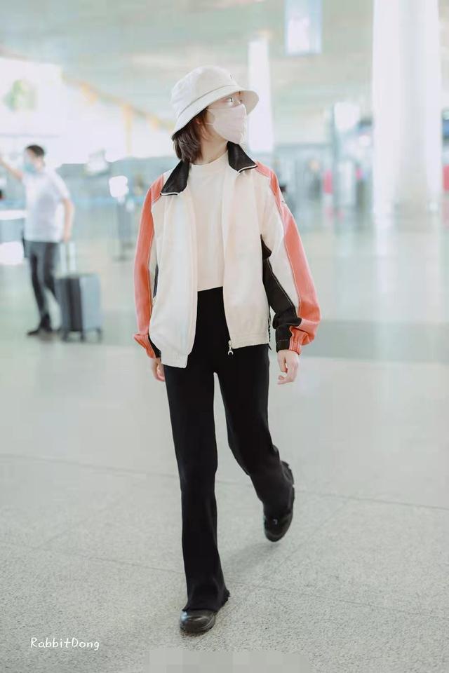 周冬雨时尚感越来越好,袖子里长外短很洋气,紫色内搭够抢眼