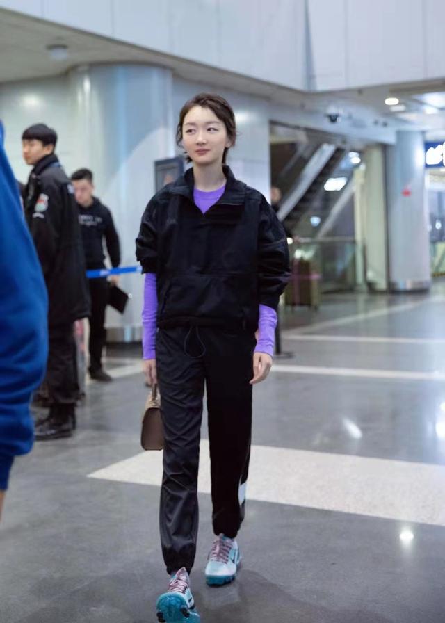 周冬雨时尚感越来越好,袖子里长外短很洋气,紫色内搭够抢眼