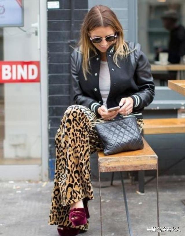 豹纹花裤搭配什么上衣好看