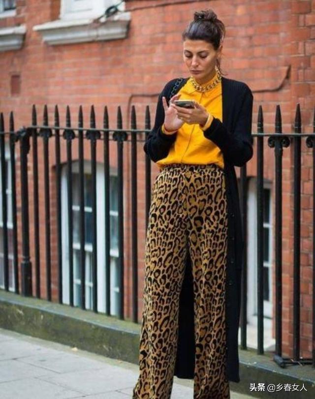 豹纹花裤搭配什么上衣好看