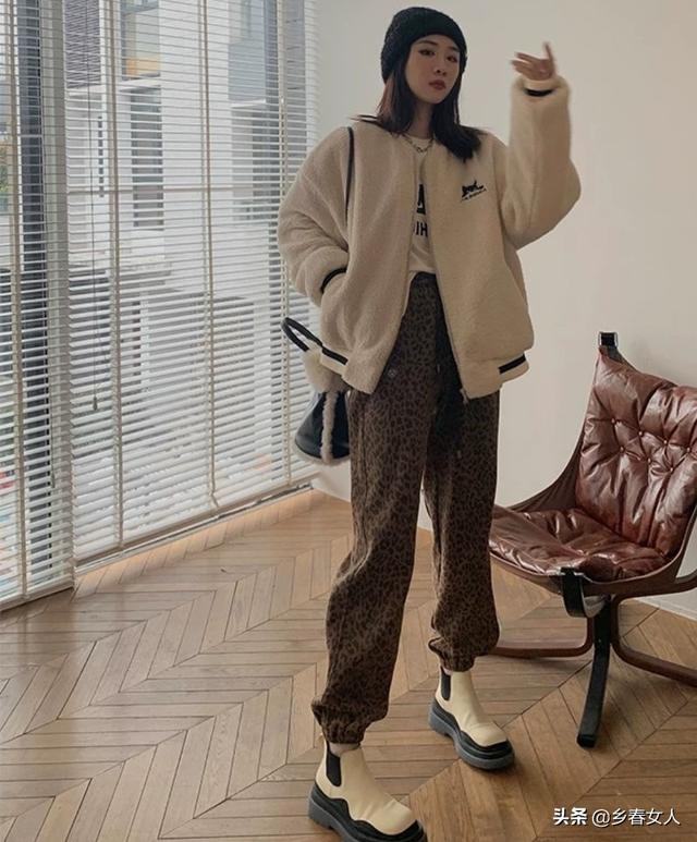 豹纹花裤搭配什么上衣好看