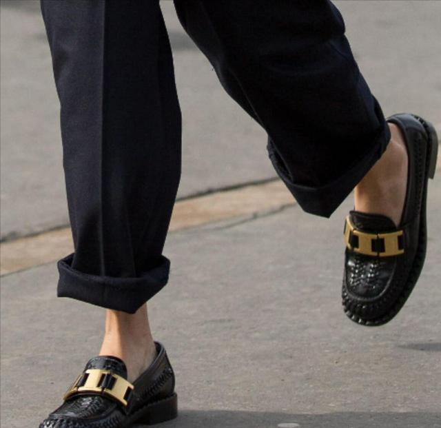 鞋带上的塑料扣掉了怎么穿