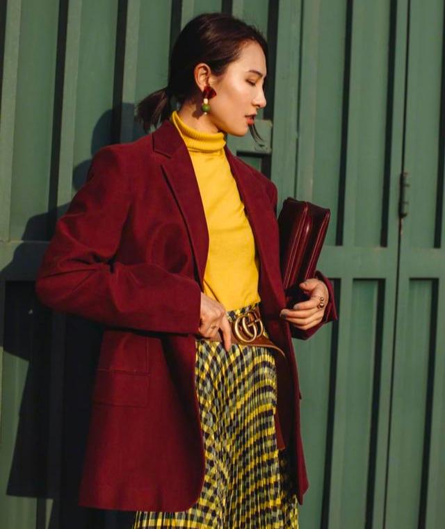 一个黄色毛衣和咖啡色裙子搭配什么颜色裤袜穿好看