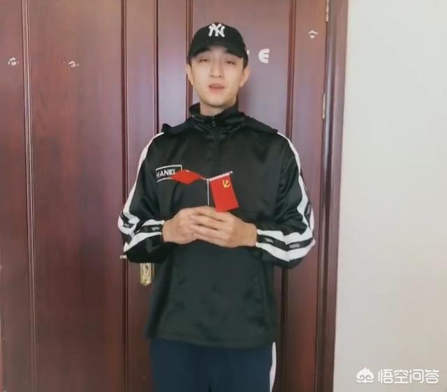 男友风军绿色上衣,怎么搭更时尚