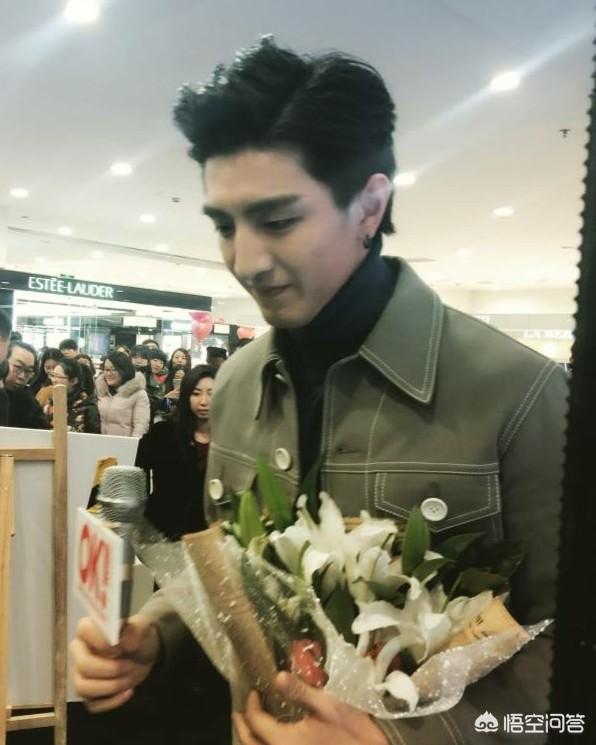 男友风军绿色上衣,怎么搭更时尚