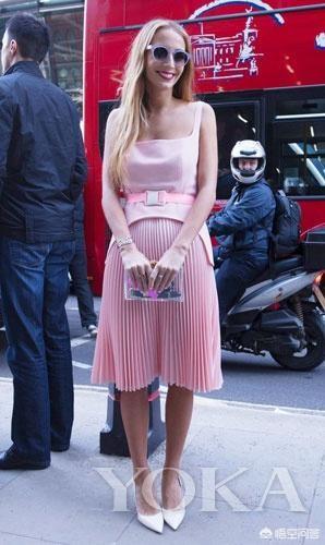 刘亦菲粉裙秀香肩,艳粉色怎么穿能洋气减龄