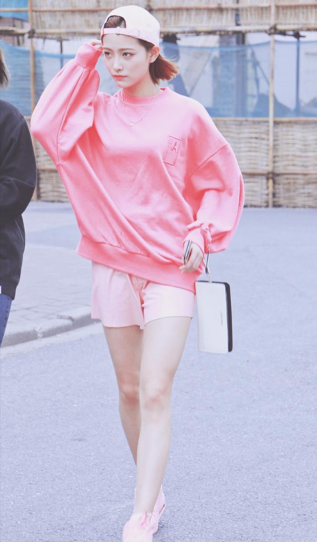 戴粉帽子的许佳琪好好看,肤白气质甜美,休闲装也挡不住的魅力