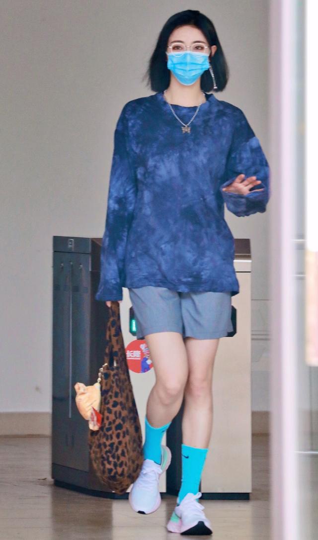 戴粉帽子的许佳琪好好看,肤白气质甜美,休闲装也挡不住的魅力