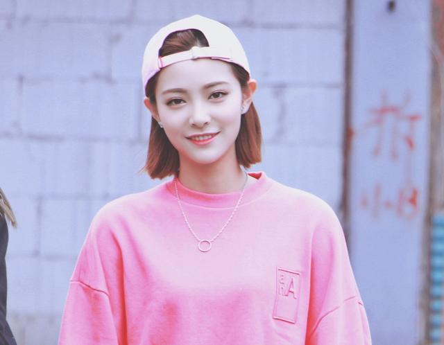 戴粉帽子的许佳琪好好看,肤白气质甜美,休闲装也挡不住的魅力