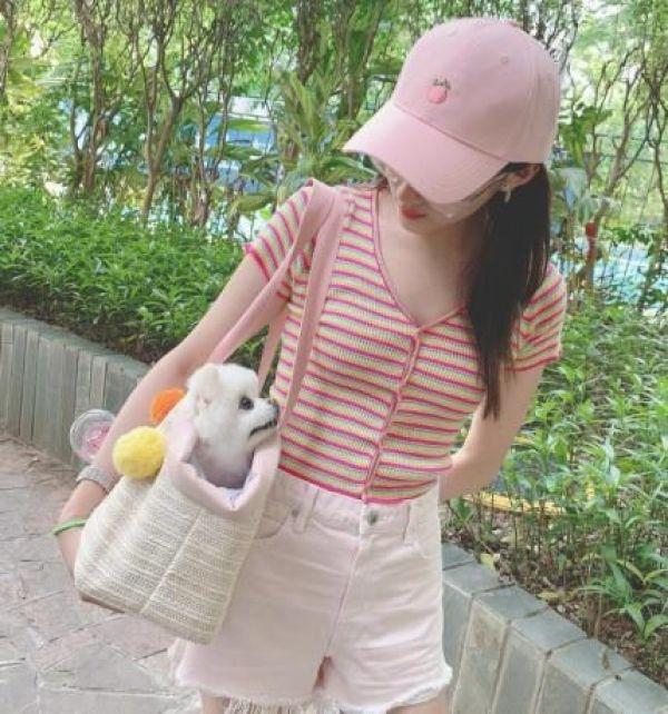 戴粉帽子的许佳琪好好看,肤白气质甜美,休闲装也挡不住的魅力
