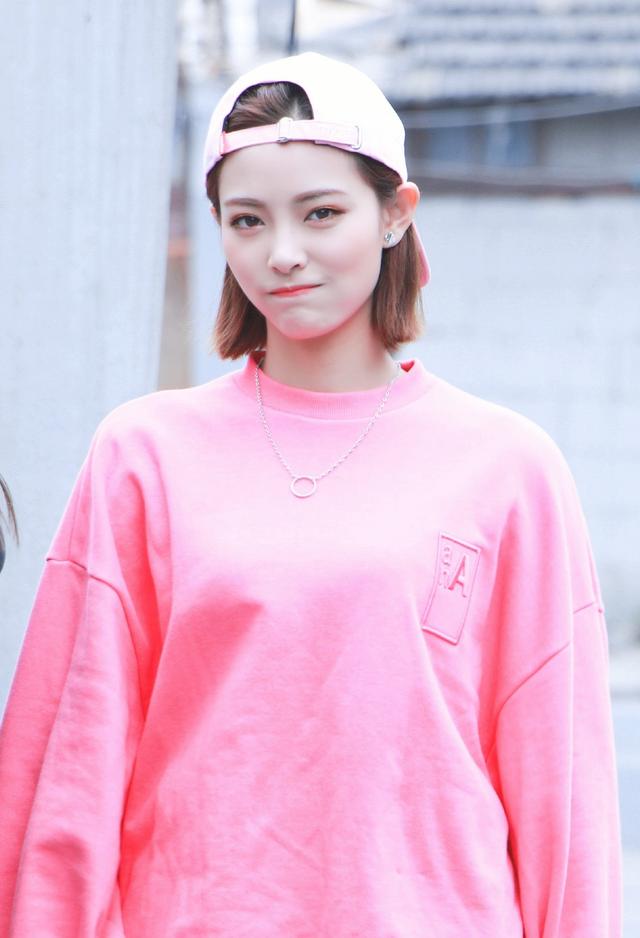 戴粉帽子的许佳琪好好看,肤白气质甜美,休闲装也挡不住的魅力