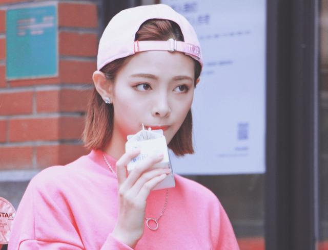 戴粉帽子的许佳琪好好看,肤白气质甜美,休闲装也挡不住的魅力