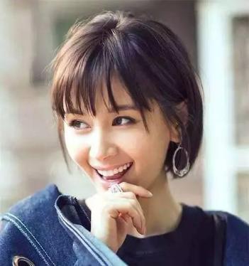 短发女生怎样化妆才能有十足女人味?(碎直发短发女)