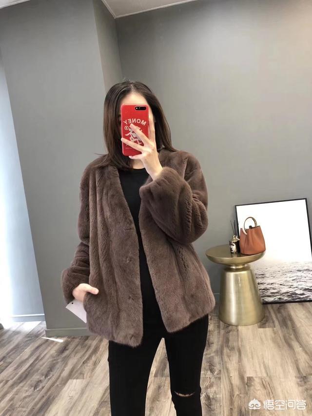 棕色的貂皮大衣要搭配什么裤型好看呢?