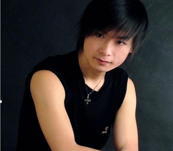 梁宽的饰演者冯鹏飞,他简直是逆生长,虽然已经今年已经33岁,但是"童颜