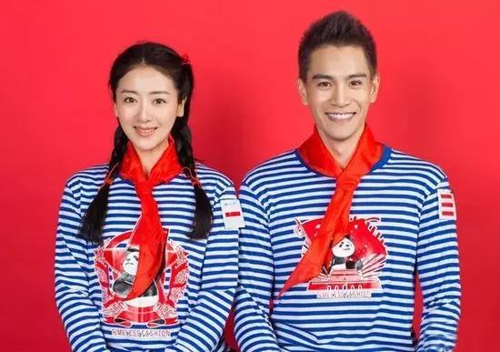 李艾夫妇穿了川久保玲的衬衫,胸前一个红心一个黑心,很搭.