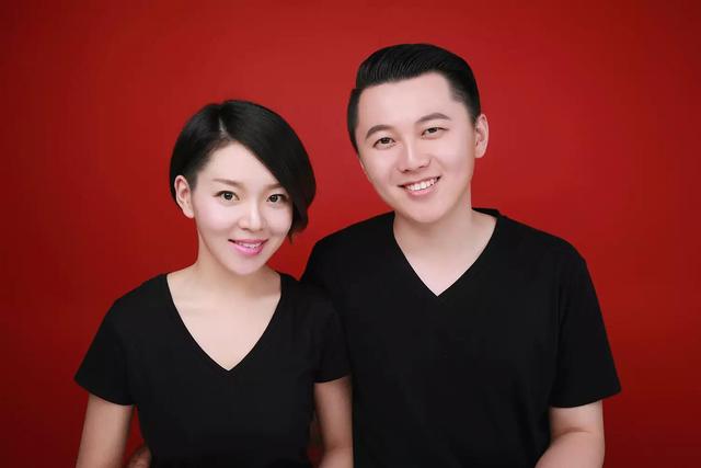 拍二寸结婚照时,男女应该怎样坐比较好