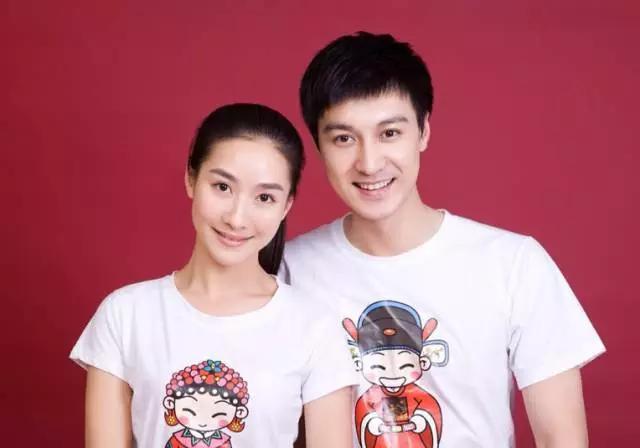 李艾夫妇穿了川久保玲的衬衫,胸前一个红心一个黑心,很搭.