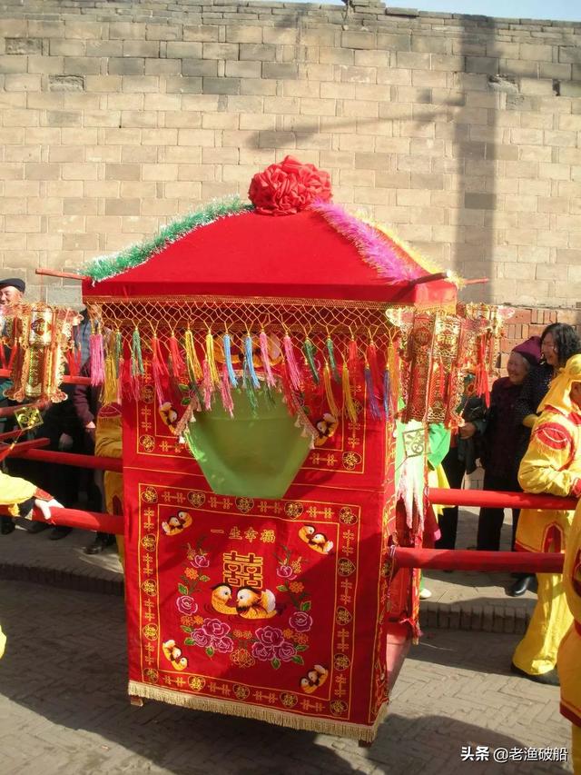 轿子的使用从民间的二抬到四抬,八抬的形式呈几何型平均计算的,直至