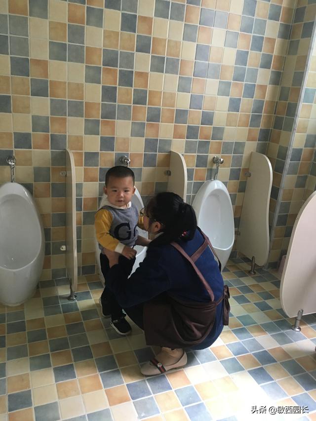 孩子在幼儿园想上厕所不敢跟老师说怎么办孩子在幼儿园受伤怎么和老师
