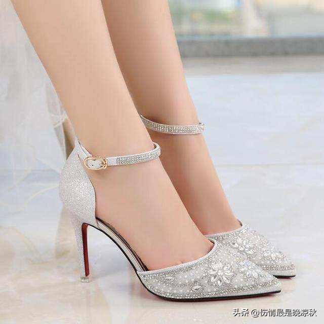 尖头细跟高跟鞋是时尚女人鞋柜中最闪亮的款式吗有哪些穿搭技巧