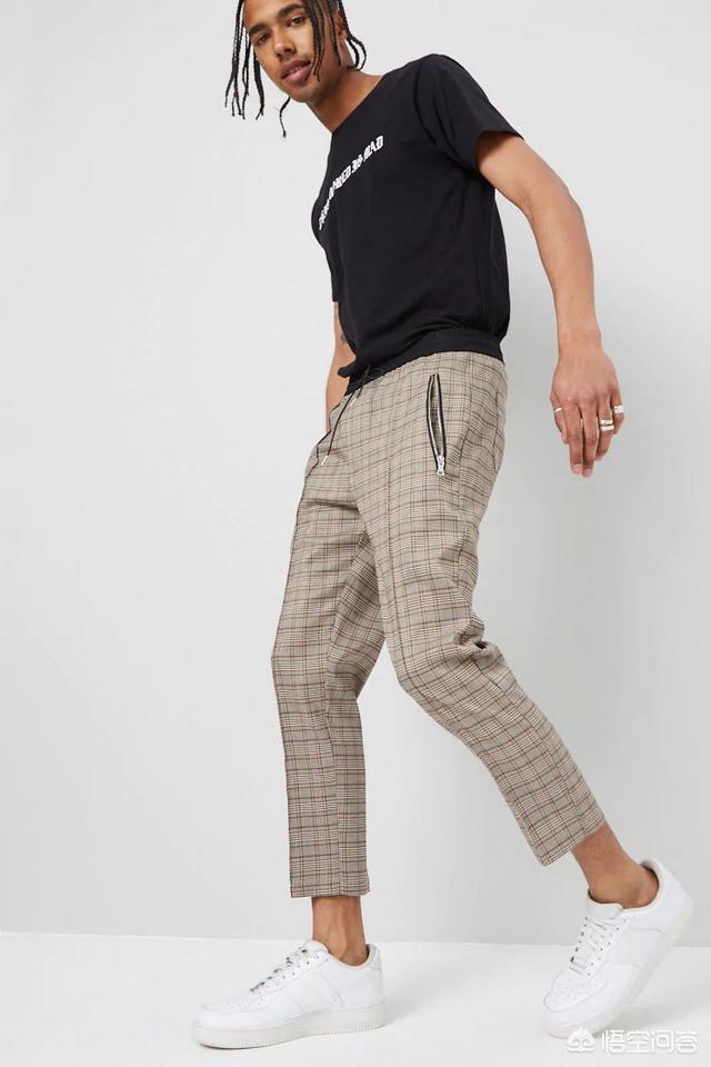 男生浅灰色的裤子怎么搭配衣服,鞋子