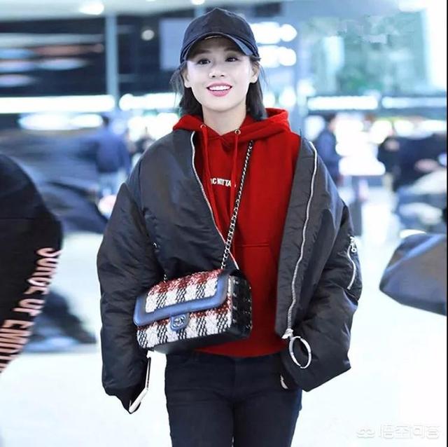 红色卫衣搭配什么颜色的羽绒服比较好看