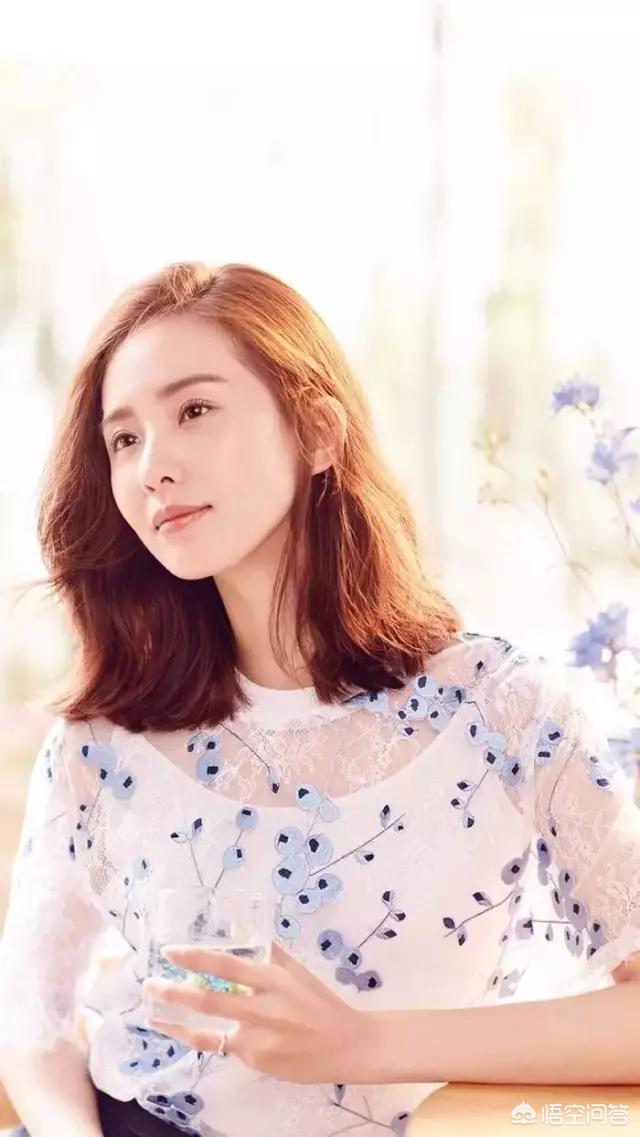 肤色偏暗的人,穿什么颜色衣服比较好