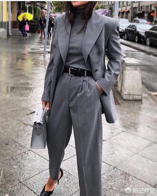 蓝黑色头发短发如何搭配衣服