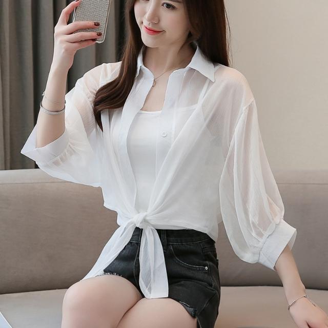 女生薄透的衬衫里面穿什么合适