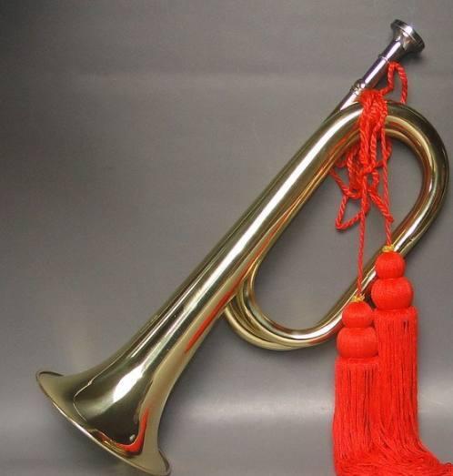 振奋人心的冲锋号响起时,战士们扛枪端着刺刀如猛虎下山一般冲向敌人