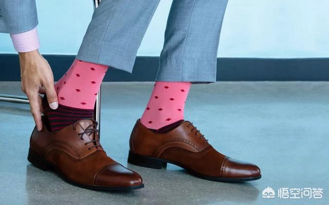 为什么很多男士都是黑皮鞋搭白袜子