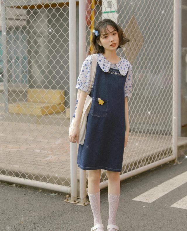 藏蓝色的背带裙搭配什么颜色的打底裤好看鞋子是黑色的